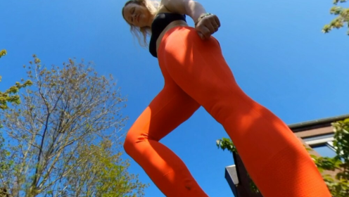 Giantess Maria zertritt ein ganzes Dorf preview